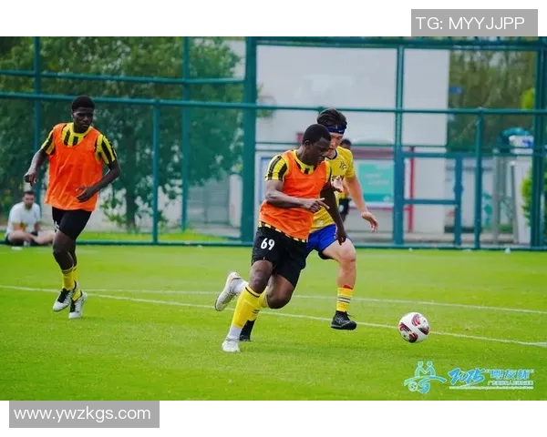 现役足球球星颜值与实力兼具展现绿茵场上的帅气风采 现役足球球星颜值与实力兼具展现绿茵场上的帅气风采